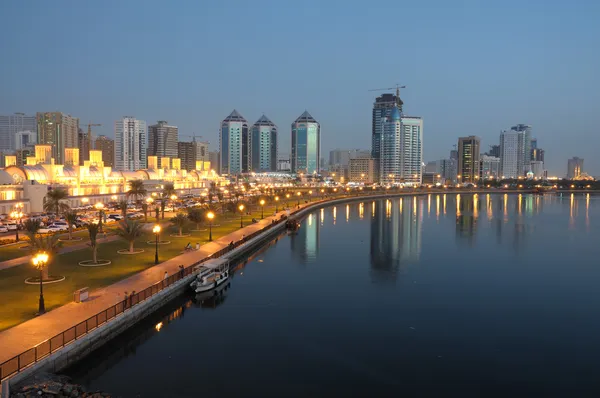 Sharjah stad in de schemering. Verenigde Arabische Emiraten — Stockfoto