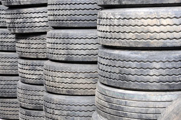Nové pneumatiky v úložišti — Stock fotografie