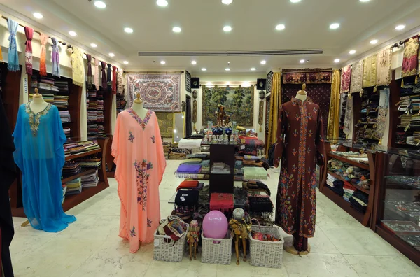 두바이, 아랍 에미리트 연방에 있는 전통적인 아랍어 제품 쇼핑 — 스톡 사진