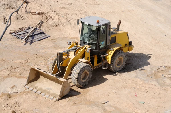 Bulldozer cargador de ruedas en el sitio de construcción —  Fotos de Stock