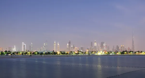 De skyline van Dubai in de schemering. Jumeirah beach park op de voorgrond. Verenigd een — Stockfoto