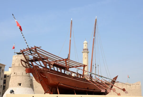 Tradiční dřevěné arabské lodi v dubai museum, Spojené arabské emiráty — Stock fotografie