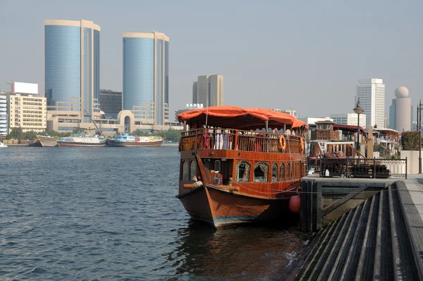 ドバイ ・ クリーク、伝統的なダウ船アラブ首長国連邦 — ストック写真