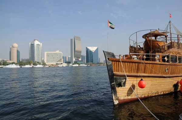 Barco tradicional árabe de madera en Dubai Creek, Emiratos Árabes Unidos — Foto de Stock