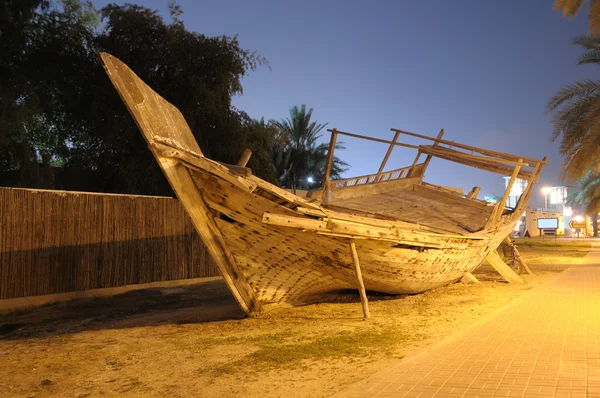 ドバイ、アラブ首長国連邦の伝統的な木製ダウ船 — ストック写真