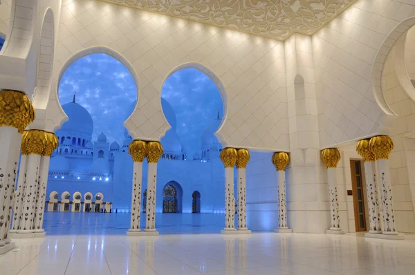 照亮了黄昏时分，阿布扎比的谢赫扎耶德清真寺 — 图库照片