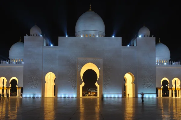 Schejk zayed-moskén på natten, abu dhabi — Stockfoto