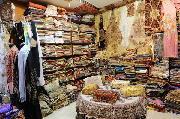 Negozio con prodotti arabi tradizionali a Dubai — Foto Stock