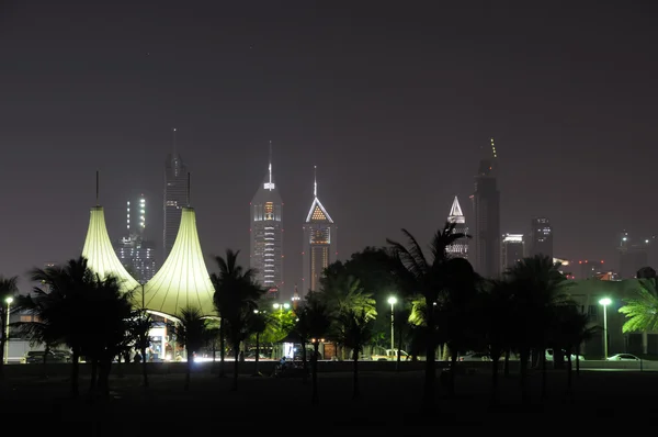 在晚上的迪拜城市天际线。朱美拉海滩公园在前景。c — 图库照片