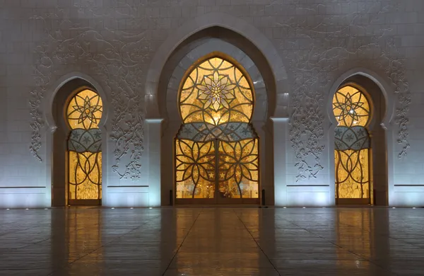 Деталь мечети шейха Заида ночью, Абу-Даби — стоковое фото