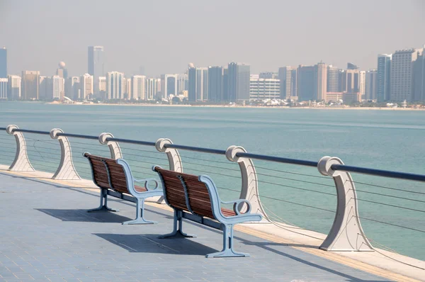 Promenadă în Abu Dhabi, Emiratele Arabe Unite — Fotografie, imagine de stoc