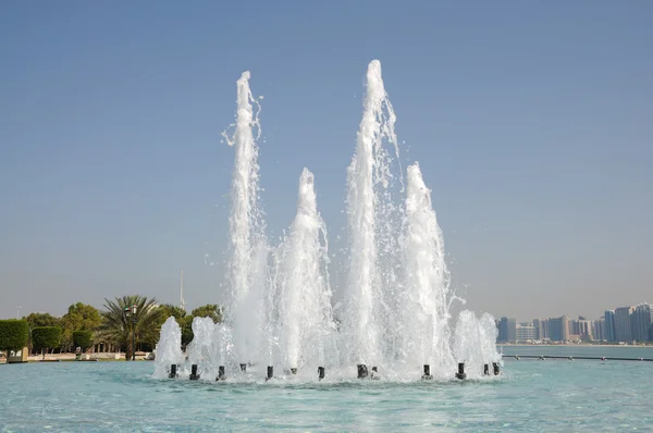 Fuente en Abu Dhabi, Emiratos Árabes Unidos — Foto de Stock
