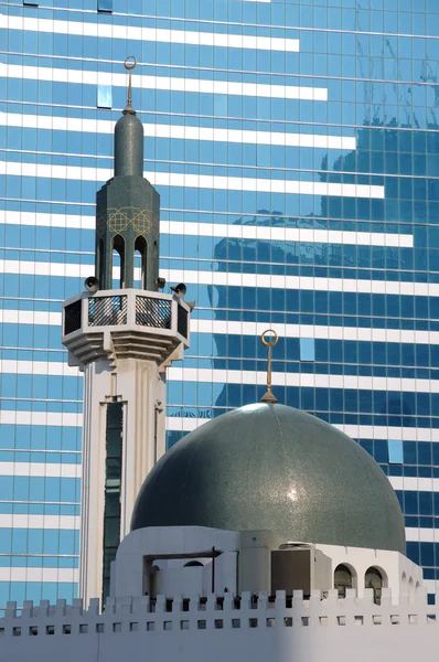 Мечеть в городе Абу-Даби — стоковое фото