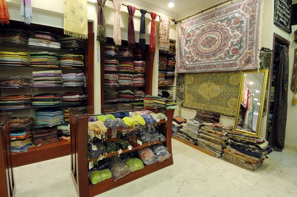 Obchod s tradiční arabské výrobky v Dubaji — Stock fotografie