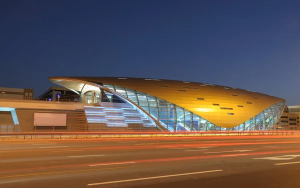Fütüristik yeni dubai metro istasyonu alacakaranlıkta. Dubai, Birleşik Arap Emirlikleri — Stok fotoğraf