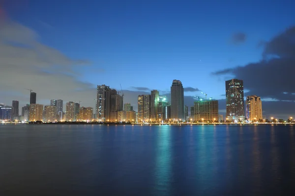Sharjah skyline van de stad in de schemering — Stockfoto