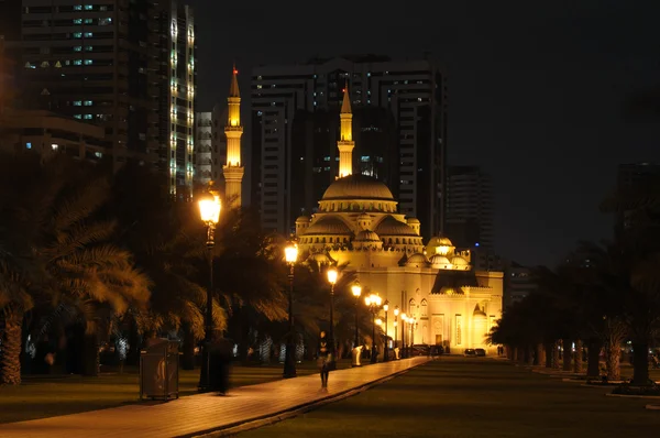 Moskee in sharjah's nachts. Verenigde Arabische Emiraten — Stockfoto