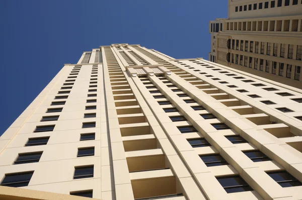 Moderno edificio de apartamentos de gran altura — Foto de Stock