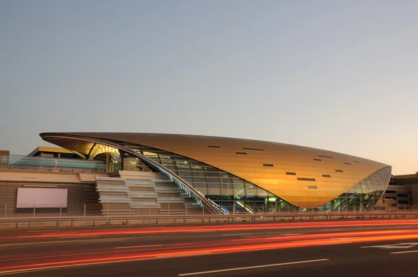 Futuristische neue Dubai-Metrostation in der Abenddämmerung, Dubai — Stockfoto
