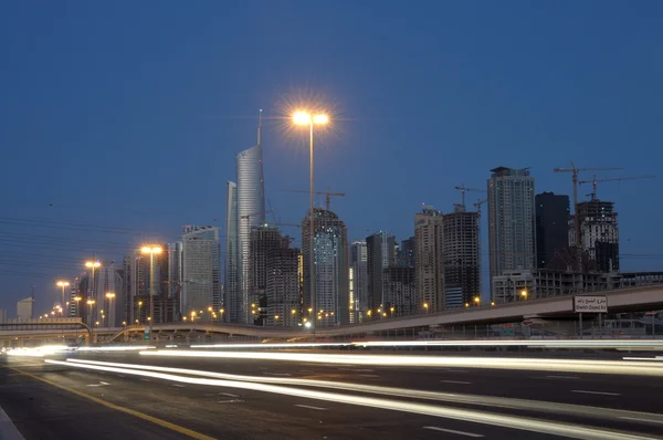Sheikh zayed road alacakaranlıkta, dubai — Stok fotoğraf
