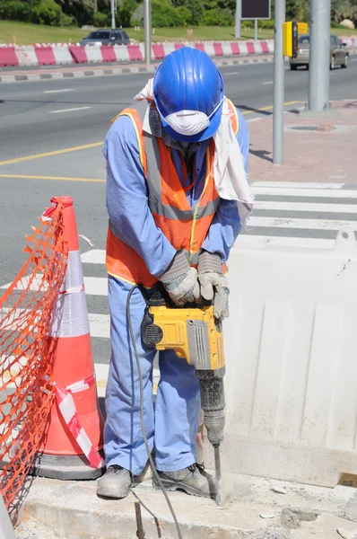 Street Worker i Dubai – stockfoto