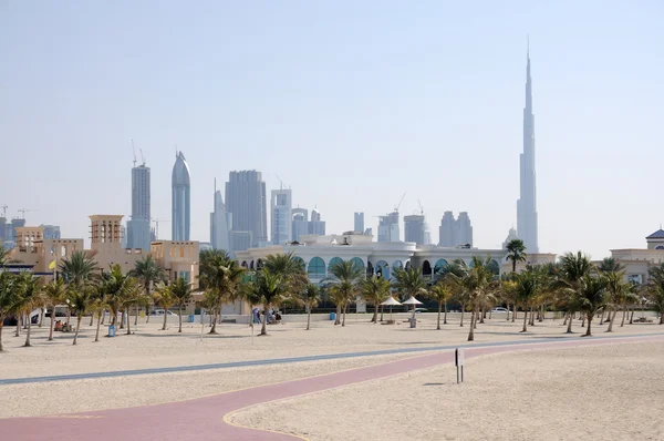 Jumeirah Beach Park и Dubai City Skyline — стоковое фото