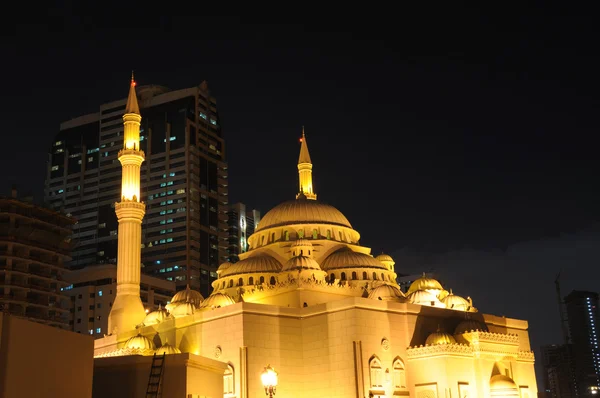 Al noor moskén i sharjah staden på natten. — Stockfoto