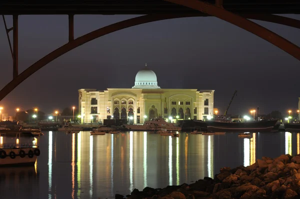 在晚上照亮沙迦城市建筑 — 图库照片