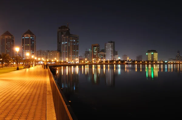 Promenade at Sharjah Creek at night — Stock Photo, Image