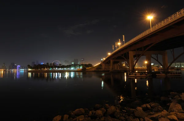 Мост через ручей Шарджа ночью — стоковое фото