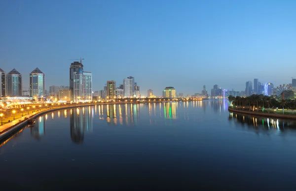Paesaggio urbano di Sharjah City di notte — Foto Stock