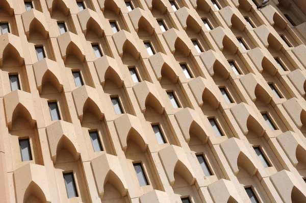 ドバイのモダンな建物のファサード — ストック写真