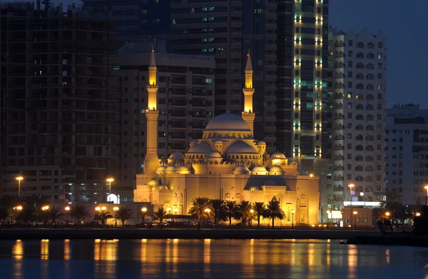 Al noor moskén i sharjah staden på natten — Stockfoto