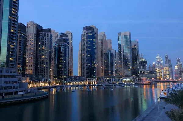 黄昏时分在迪拜码头 — 图库照片