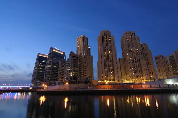 Dubai Marina i skymningen. — Stockfoto
