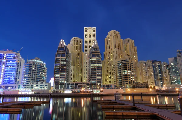 Dubai Marina ao entardecer. — Fotografia de Stock