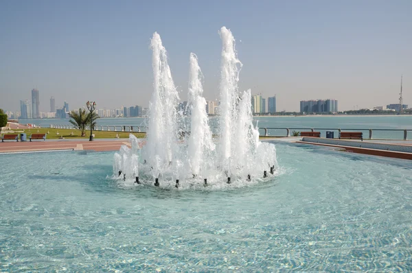 Fontanna w abu dhabi, Zjednoczone Emiraty Arabskie — Zdjęcie stockowe