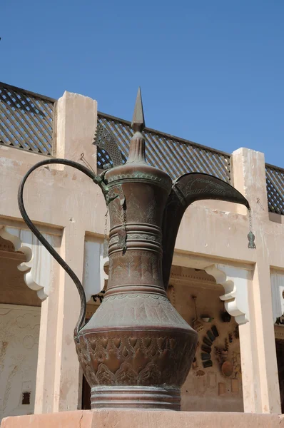 Арабська кава горщик. Абу-Дабі, Об'єднані Арабські Емірати — стокове фото