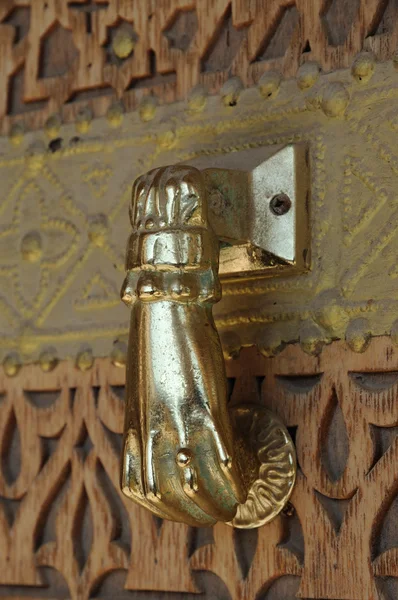 Золотой дверной стук — стоковое фото