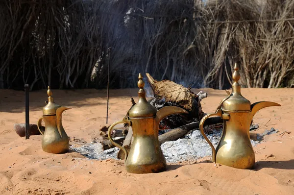 Open haard en Arabische koffie potten in abu dhabi — Stockfoto