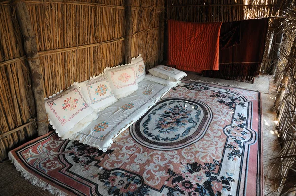 Wewnątrz namiotu Beduinów Zjednoczone Emiraty Arabskie — Zdjęcie stockowe