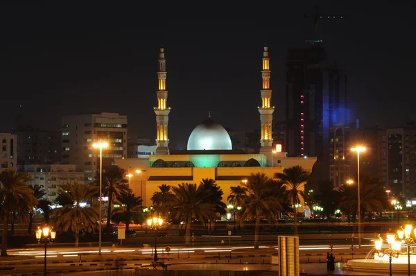 Alacakaranlıkta, Birleşik Arap Emirlikleri Şarja şehirdeki Camii — Stok fotoğraf