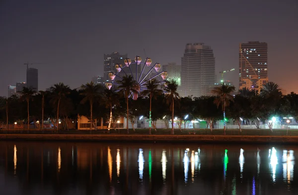 Al Jazeirah Fun Park ночью, Шарджа — стоковое фото