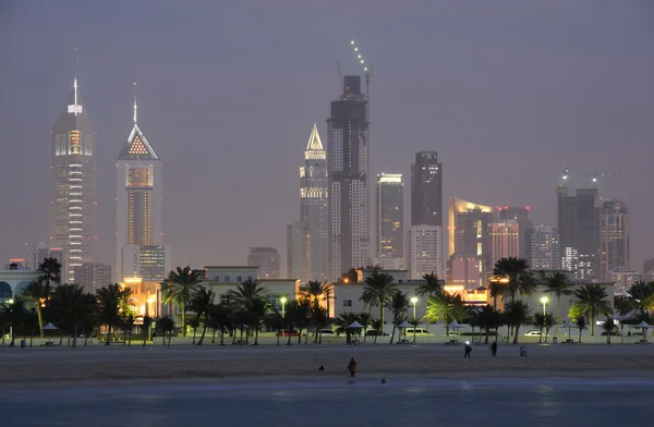 Dubai skyline à noite . — Fotografia de Stock