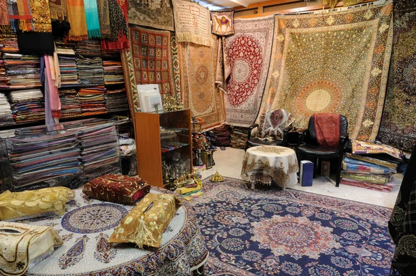 Dubai geleneksel Arap ürünleri ile alışveriş — Stok fotoğraf