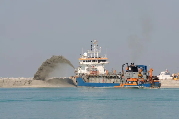 Πλοίο δίκτιο ειδικών πιέζει την άμμο για να δημιουργήσετε νέα γη στο Ντουμπάι, Ηνωμένα Αραβικά ε — Φωτογραφία Αρχείου