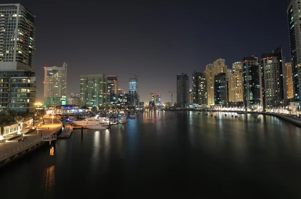 在晚上的迪拜码头。迪拜 — 图库照片