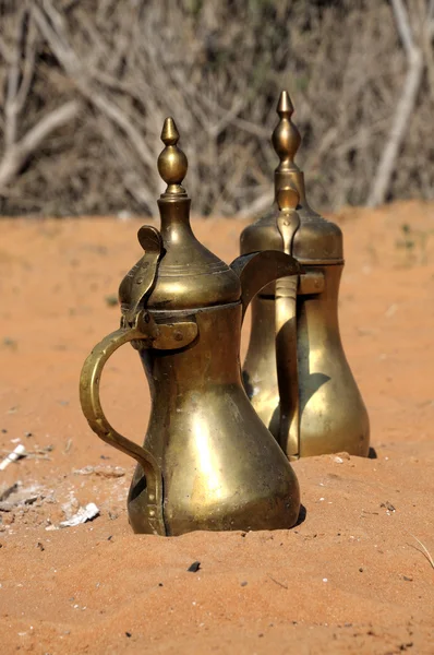 Arabische Kaffeekanne am Kamin — Stockfoto