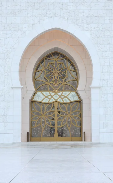 Дверь в мечеть Шейха Заида в Абу-Даби — стоковое фото