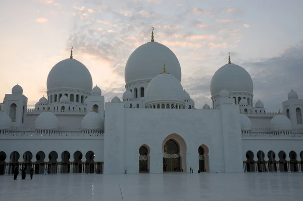 Мечеть Шейха Зайеда в сумерках, Абу-Даби — стоковое фото